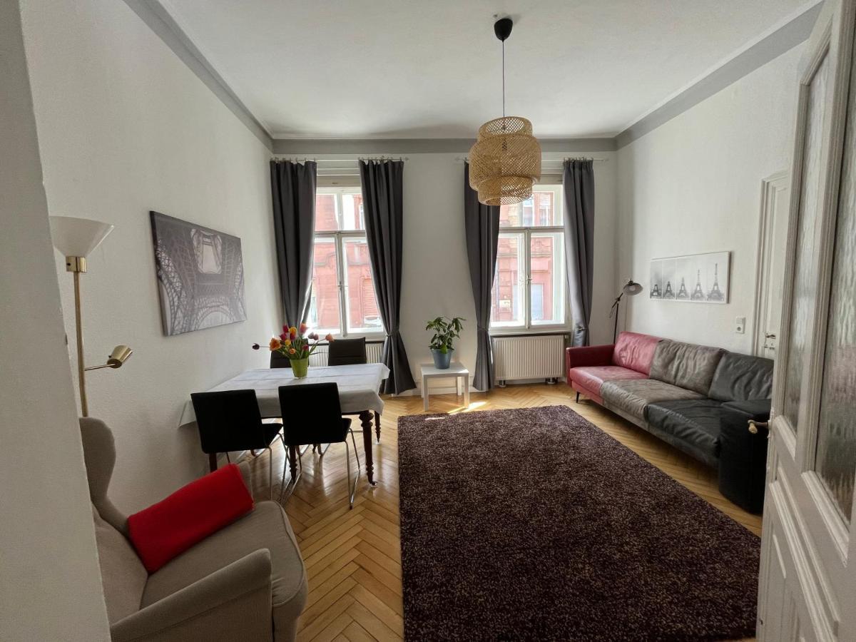 Haus Mittendrin นอยชตัดท์ อัน แดร์ ไวน์ชตราเซอ ภายนอก รูปภาพ